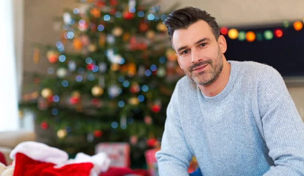 Hombre Sentado Cerca Árbol Navidad — Foto de Stock