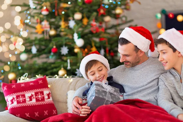 Padre Hijos Navidad Casa — Foto de Stock