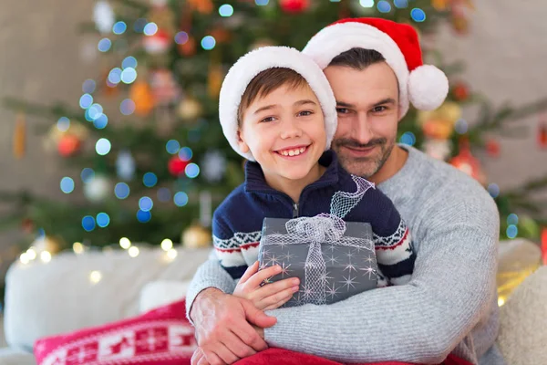 Baba Oğul Evde Noel Zamanda — Stok fotoğraf