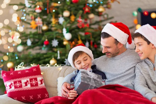 Vader Zonen Bij Kerstmis Thuis Stockfoto