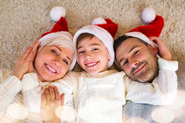 Família Jovem Época Natal — Fotografia de Stock