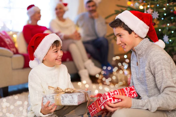 Familia Abriendo Regalos Navidad Juntos — Foto de Stock