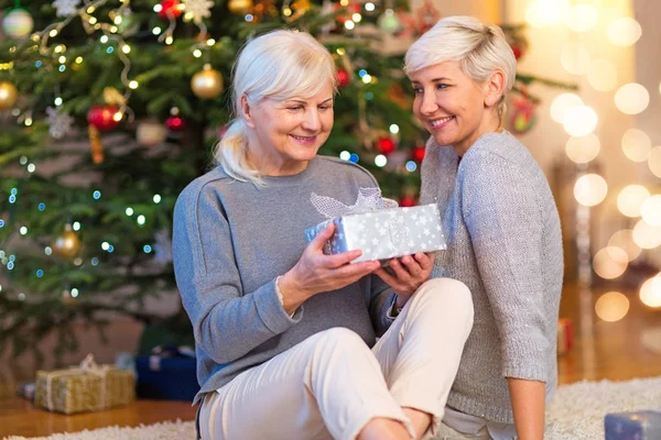 Moeder Dochter Door Kerstboom — Stockfoto