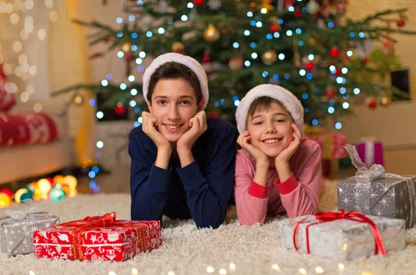 Glückliche Kinder Mit Geschenken Zur Weihnachtszeit — Stockfoto