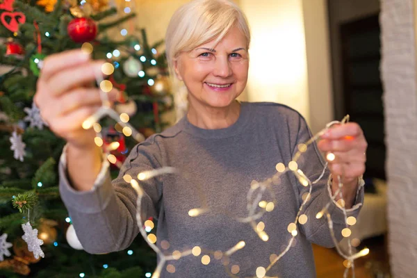 Senior Mulher Segurando Luzes Natal — Fotografia de Stock