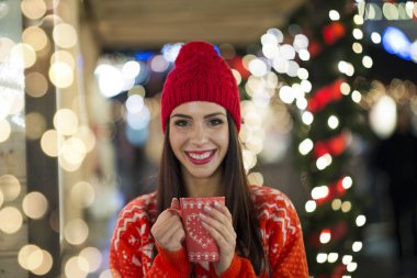 Noel pazarı mulled şarap içme kadın