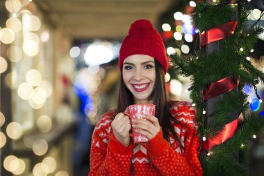 Noel pazarı mulled şarap içme kadın
