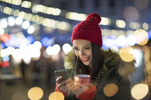 Γυναίκες Που Χρησιμοποιούν Smartphone Στην Χριστουγεννιάτικη Αγορά — Φωτογραφία Αρχείου