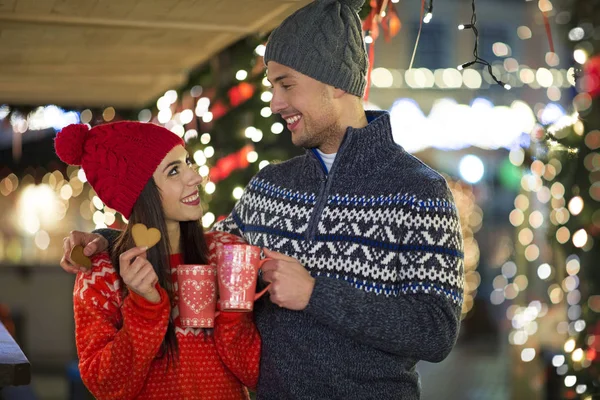クリスマスの時期に屋外の楽しみを持っている若いカップル — ストック写真