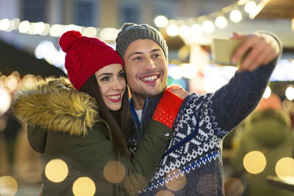 Genç Çift Açık Havada Noel Zamanda Eğleniyor — Stok fotoğraf