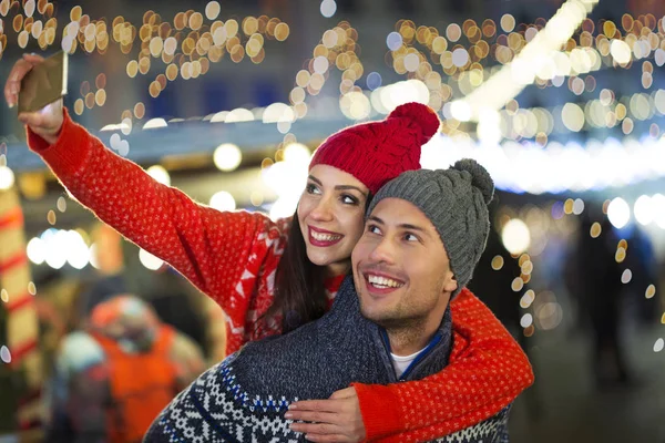 Genç Çift Açık Havada Noel Zamanda Eğleniyor — Stok fotoğraf