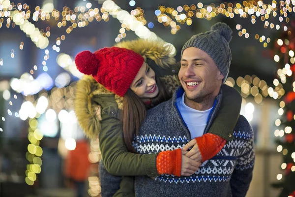 Pareja Joven Divirtiéndose Aire Libre Navidad —  Fotos de Stock