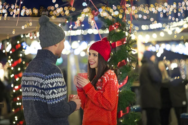 Genç Çift Açık Havada Noel Zamanda Eğleniyor — Stok fotoğraf