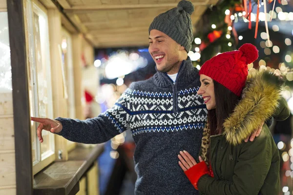 Junges Paar Vergnügt Sich Zur Weihnachtszeit Freien — Stockfoto