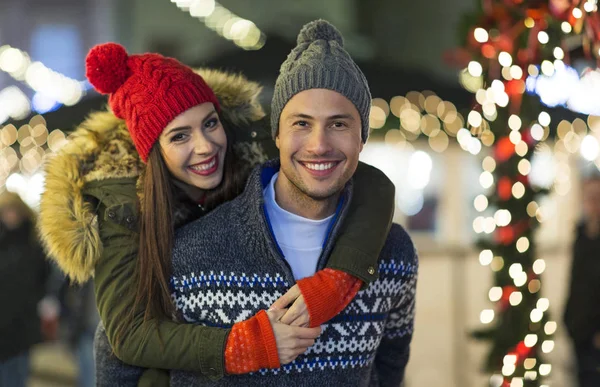 Casal Jovem Divertindo Livre Época Natal — Fotografia de Stock