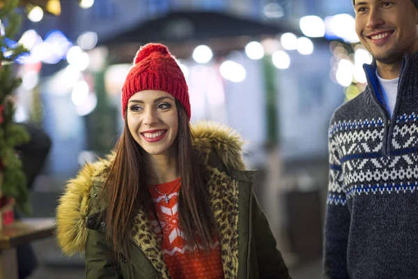 Junges Paar Vergnügt Sich Zur Weihnachtszeit Freien — Stockfoto