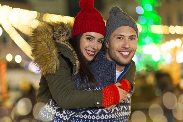 Genç Çift Açık Havada Noel Zamanda Eğleniyor — Stok fotoğraf