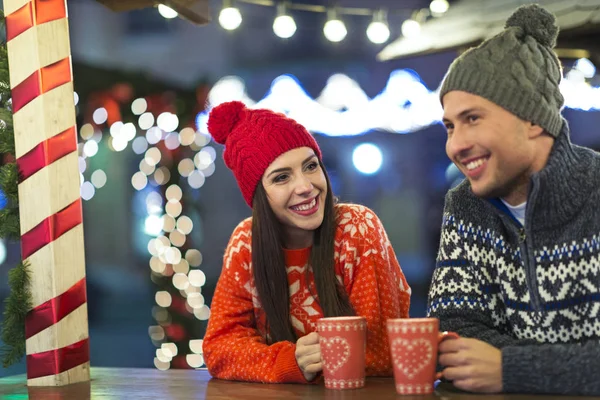 クリスマスの時期に屋外の楽しみを持っている若いカップル — ストック写真