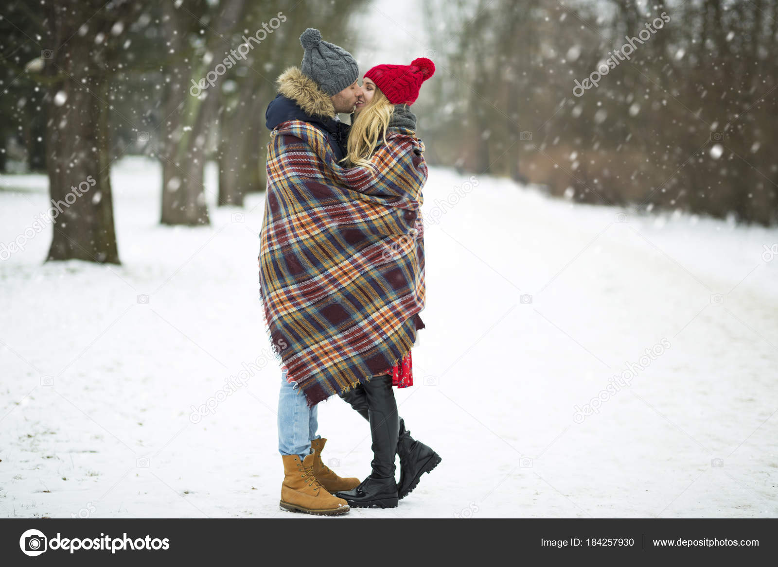https://st3.depositphotos.com/2234518/18425/i/1600/depositphotos_184257930-stock-photo-couple-love-winter-scenery.jpg