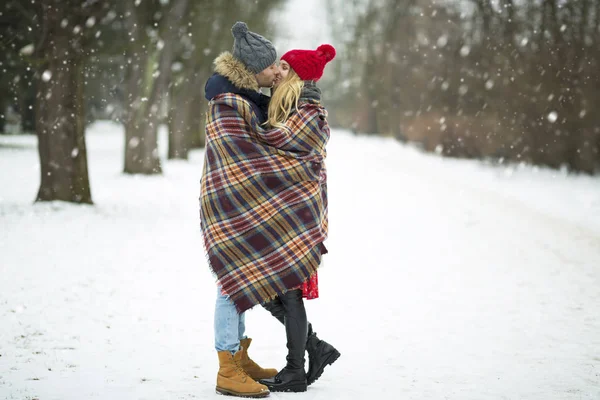 Coppia Innamorata Nel Paesaggio Invernale — Foto Stock