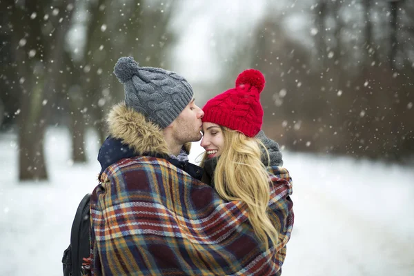 Casal Apaixonado Cenário Inverno — Fotografia de Stock