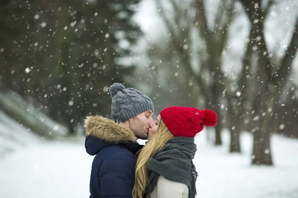 Verliebtes Paar Winterlandschaft — Stockfoto