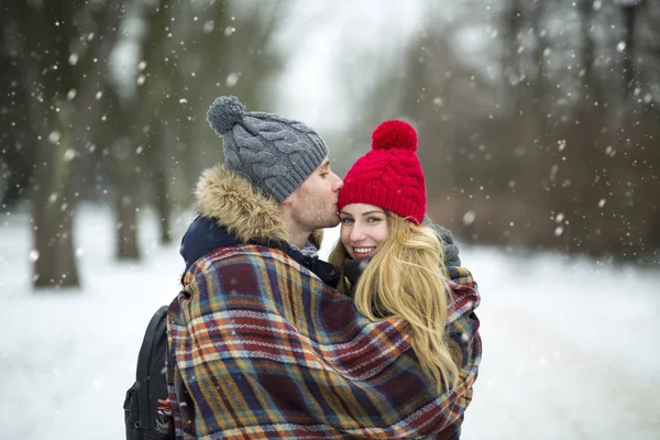 Pareja Enamorada Paisaje Invernal —  Fotos de Stock