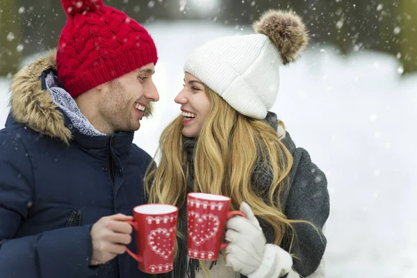 Couple Amoureux Dans Les Paysages Hiver — Photo