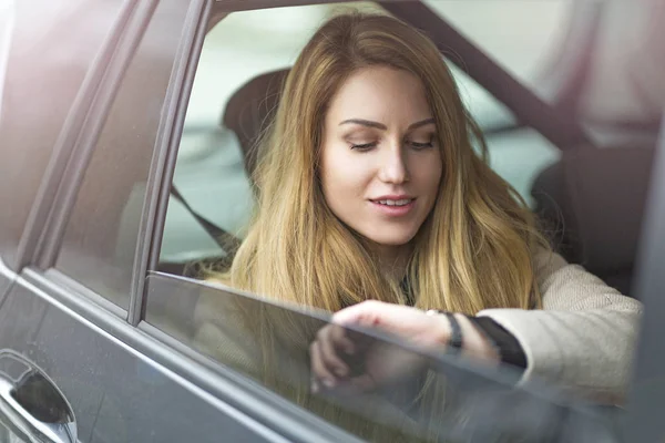 Mujer Joven Sentada Taxi — Foto de Stock