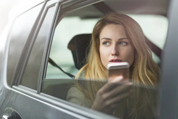 Giovane Donna Seduta Taxi — Foto Stock