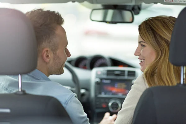 Pareja Feliz Sentada Coche —  Fotos de Stock