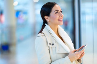 alışveriş merkezinde alışveriş kadın