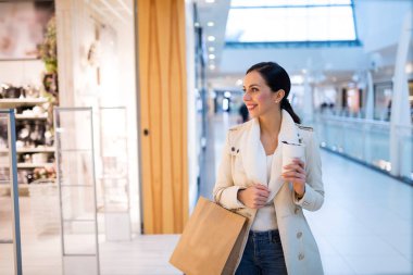 alışveriş merkezinde alışveriş kadın