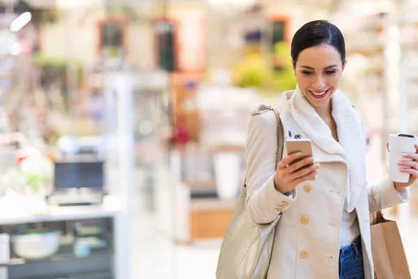 Mulher Fazendo Compras Shopping — Fotografia de Stock