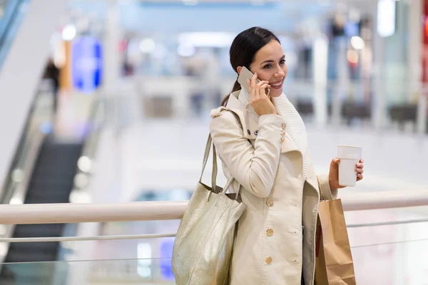 Femme Faisant Shopping Dans Centre Commercial — Photo