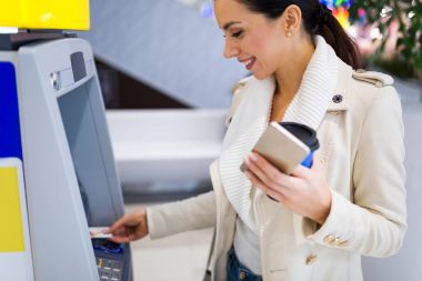 genç kadın bir atm kullanma