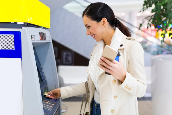 Genç Kadın Bir Atm Kullanma Telifsiz Stok Fotoğraflar