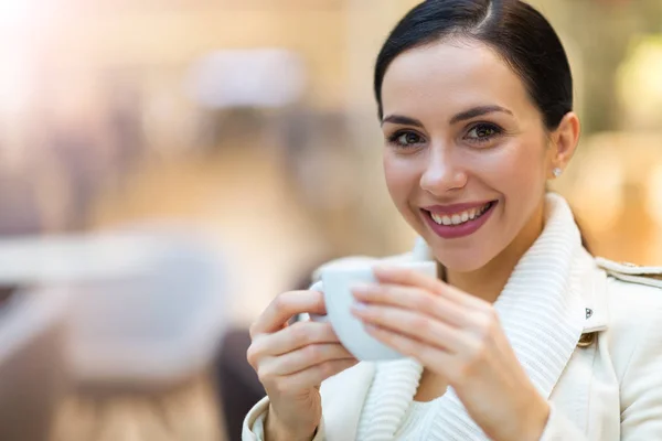 Mujer Bebiendo Café Cafetería — Foto de Stock