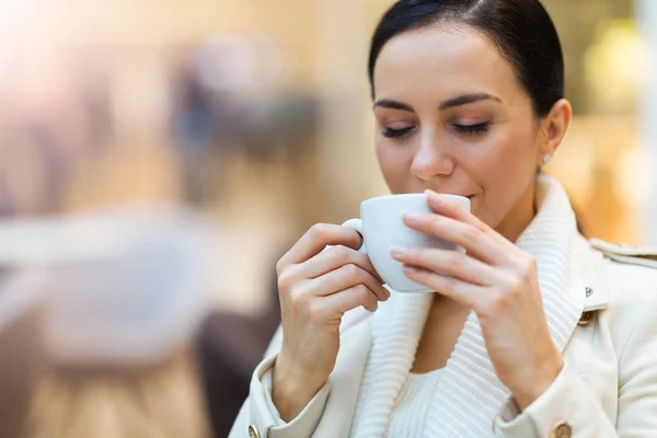 Mujer Bebiendo Café Cafetería — Foto de Stock