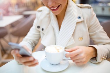 Kafede kahve içen kadın