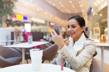 Kafede kahve içen kadın