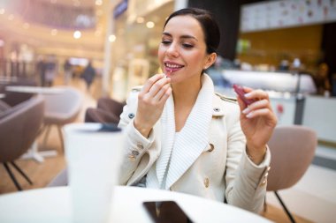 Kafede kahve içen kadın