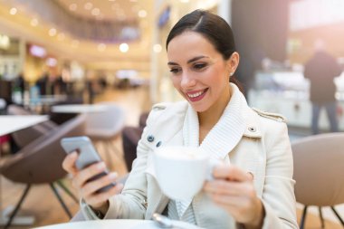 Kafede kahve içen kadın