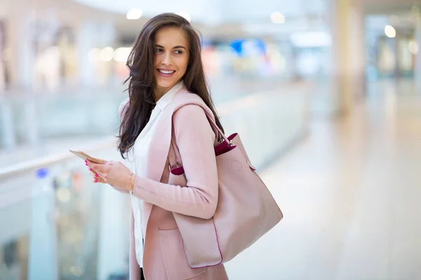 Žena Pomocí Mobilního Telefonu Nákupním Centru — Stock fotografie