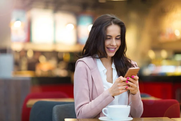 Mujer Usando Smartphone Cafetería — Foto de Stock