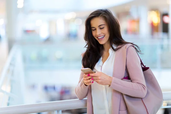 Mulher Usando Telefone Celular Shopping — Fotografia de Stock