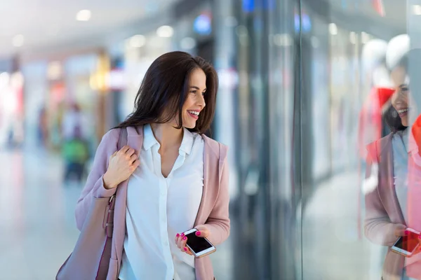 Mujer Comprando Ropa — Foto de Stock