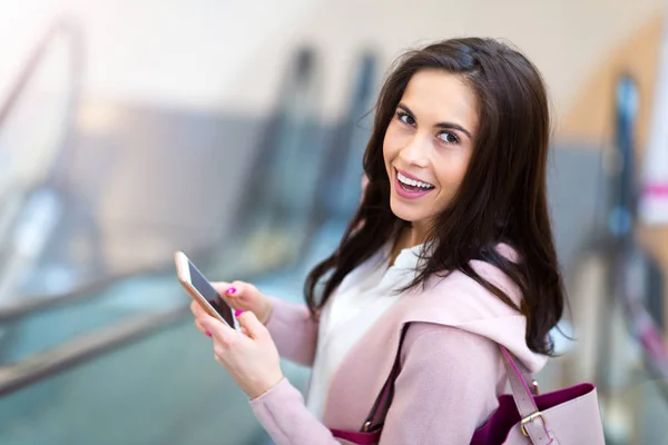 Mujer Joven Escaleras Mecánicas —  Fotos de Stock