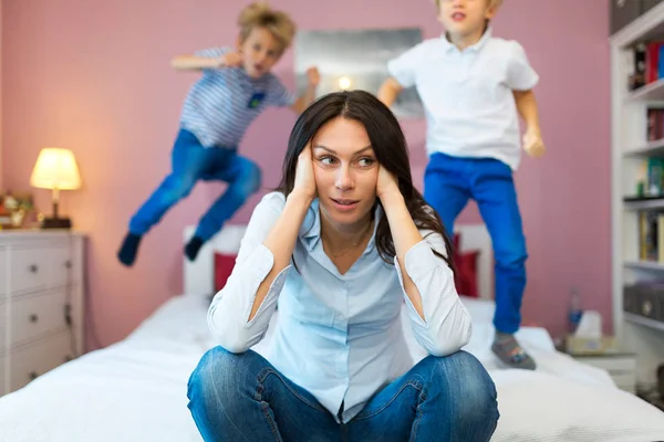 Gefrustreerde Moeder Met Kinderen Stockfoto