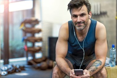 Spor salonundaki adam.